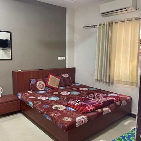 Satguru Guest House Ujjain Bagian luar foto