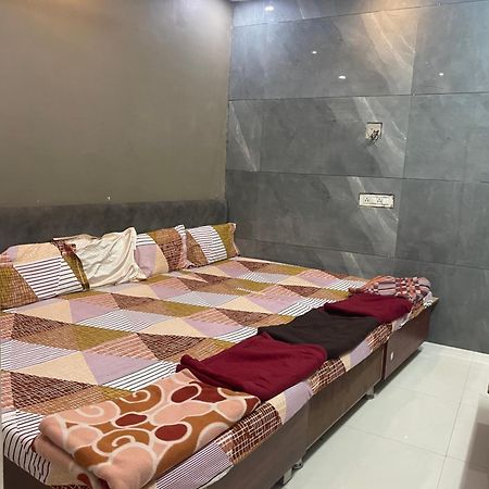 Satguru Guest House Ujjain Bagian luar foto
