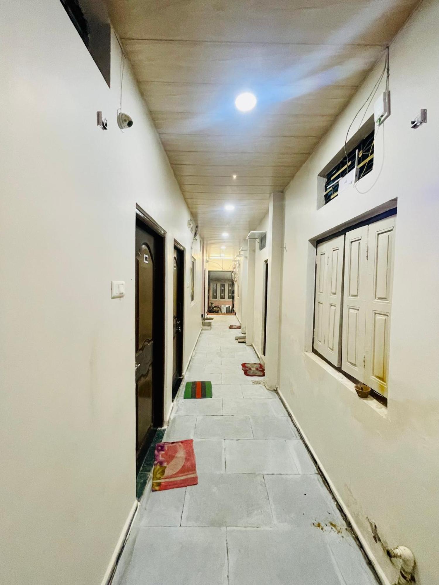Satguru Guest House Ujjain Bagian luar foto
