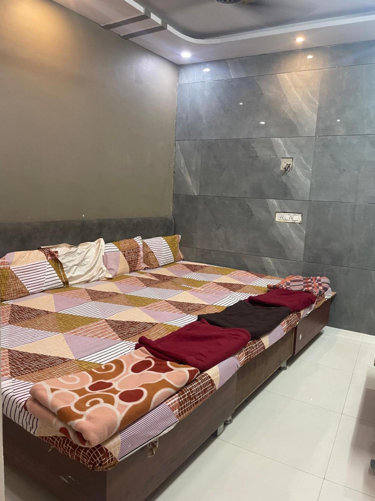 Satguru Guest House Ujjain Bagian luar foto