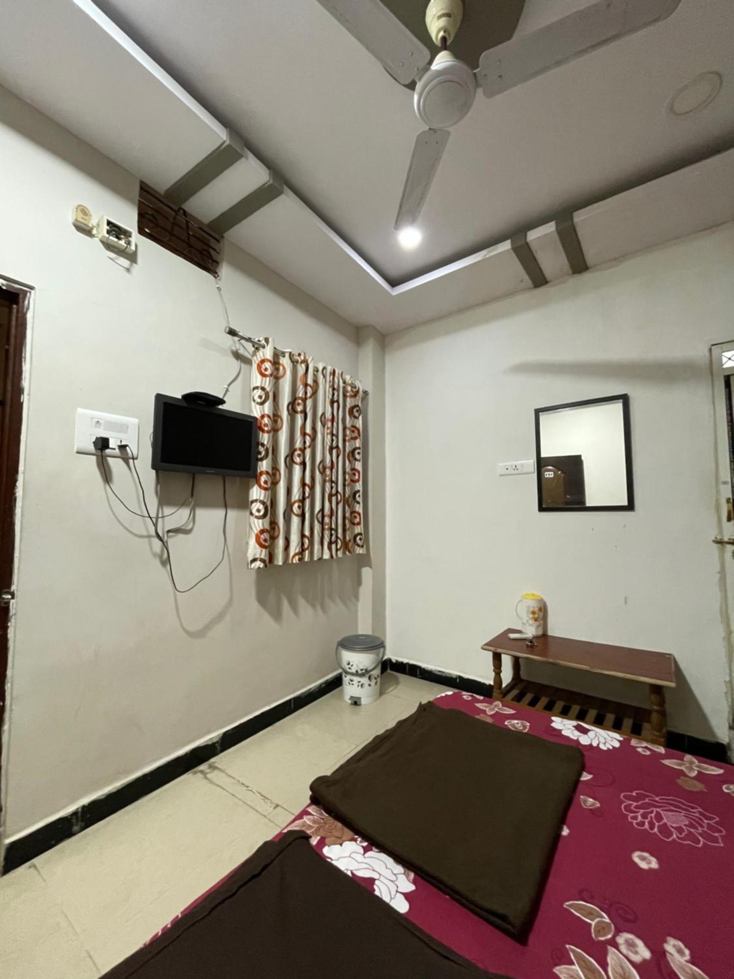 Satguru Guest House Ujjain Bagian luar foto