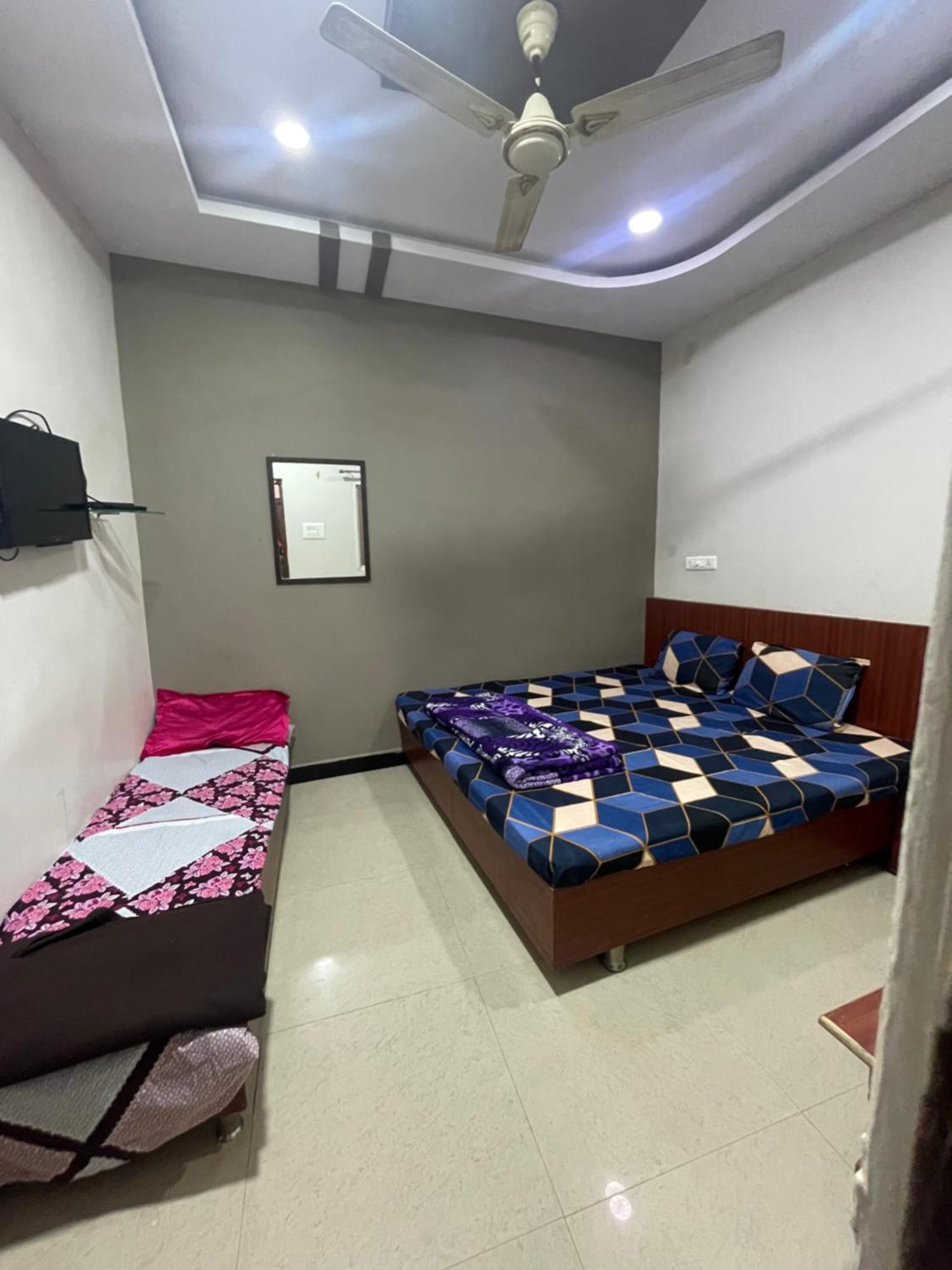 Satguru Guest House Ujjain Bagian luar foto
