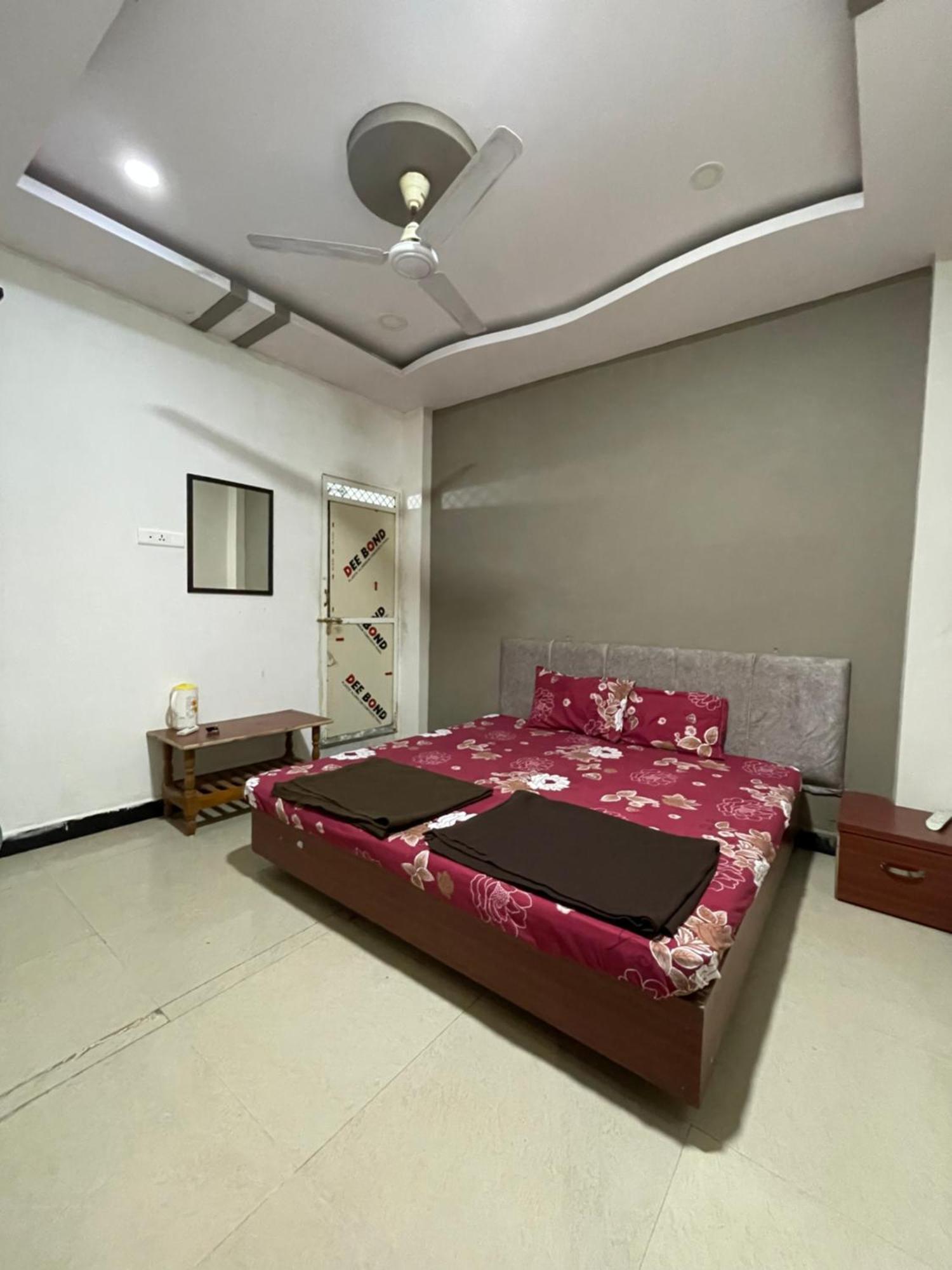 Satguru Guest House Ujjain Bagian luar foto