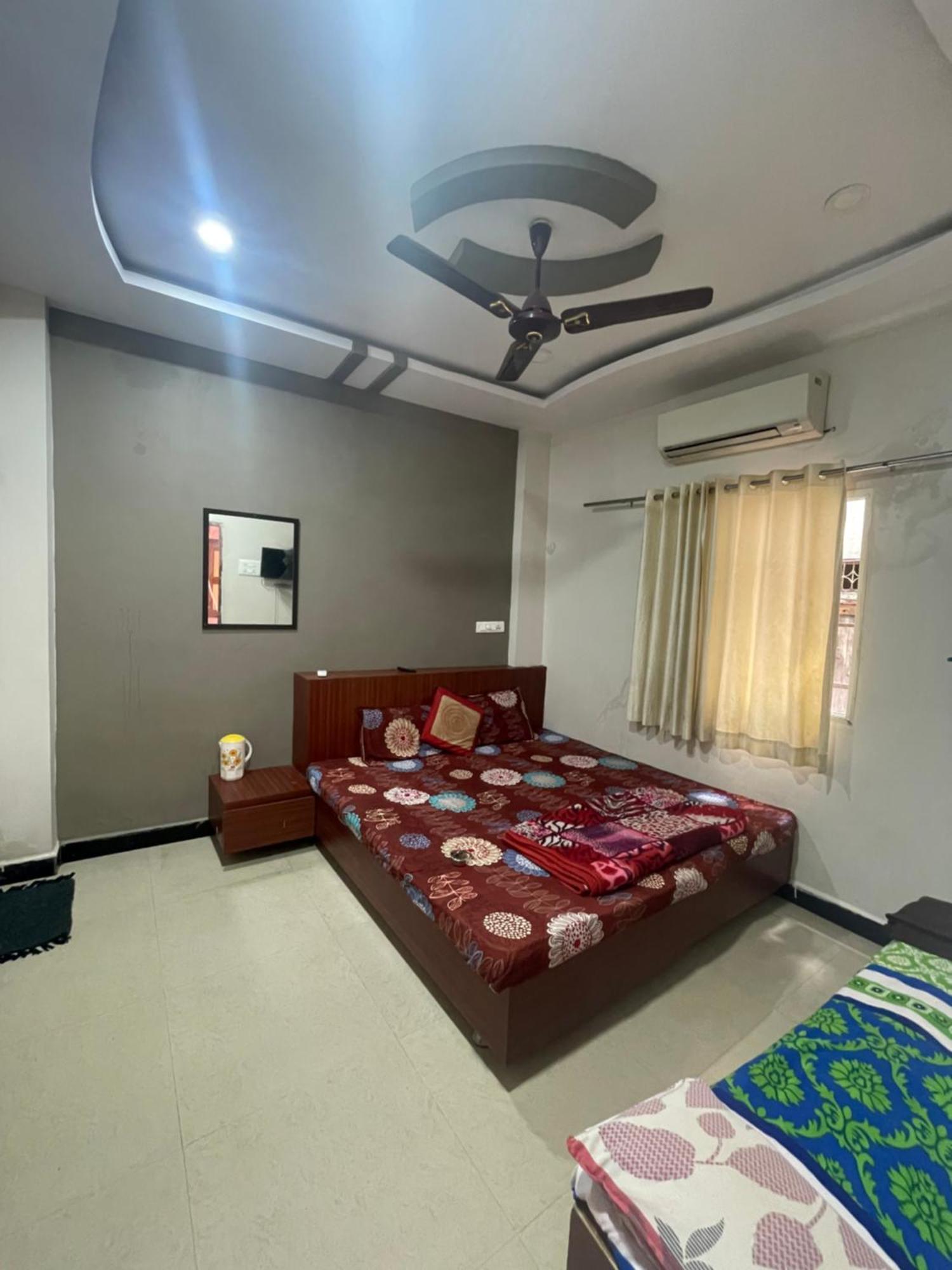 Satguru Guest House Ujjain Bagian luar foto